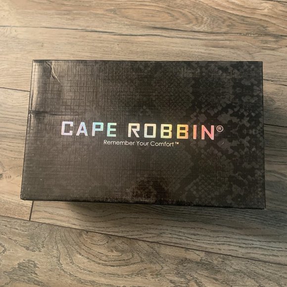 NWT CAPE ROBBIN AIGO GOLD STUDDED LACE UP HEELS OFF-WHITE 5.5 - Picture 6 of 8